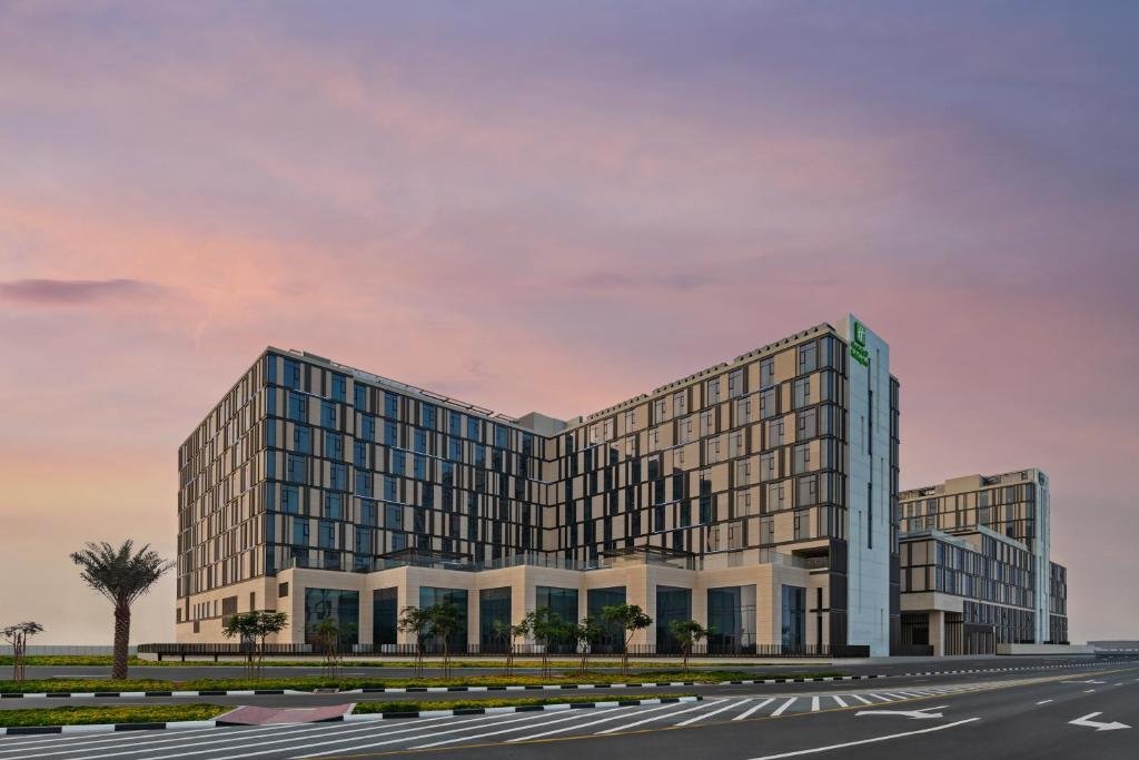 Holiday Inn Dubai Al-Maktoum Airport